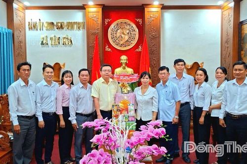 Đồng chí Phan Văn Thương thăm, chúc Tết xã Tân Hòa