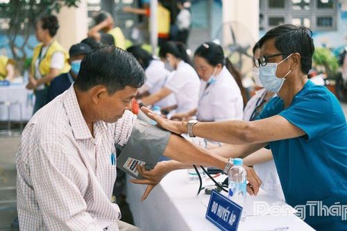 Khám bệnh, cấp thuốc miễn phí và tặng quà cho người dân xã Tân Điền