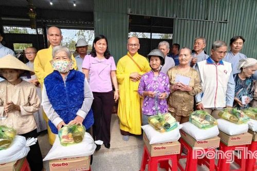 Xã Mỹ An Hưng: Trao 300 phần quà tết cho hộ nghèo