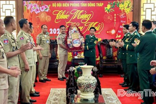 Ty Công an tỉnh Prey-Veng chúc tết Bộ đội Biên phòng tỉnh Đồng Tháp