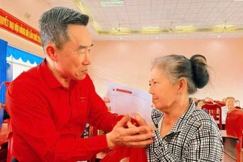Đồng chí Nguyễn Hải Anh trao quà tết cho người dân vùng biên giới tỉnh Đồng Tháp