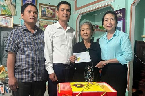 Phó Trưởng đoàn chuyên trách Đoàn ĐBQH tỉnh Lý Tiết Hạnh tặng quà Tết các gia đình chính sách