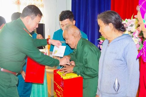 Đại tá Nguyễn Thế Vinh thăm, tặng quà các gia đình chính sách khu vực biên giới