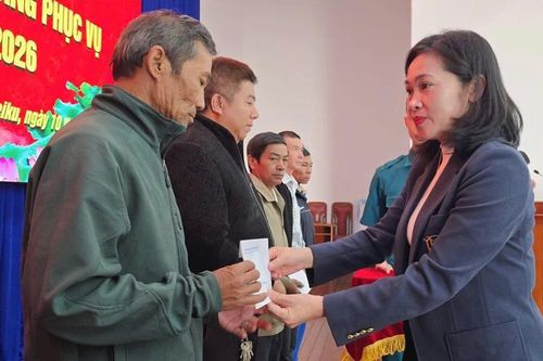 Hội đồng Nghĩa vụ quân sự phường Pleiku gặp mặt, tặng quà cho gia đình quân nhân