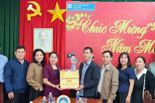 Trưởng ban Tuyên giáo và Dân vận Tỉnh ủy Nguyễn Thị Phong Vũ chúc Tết Làng trẻ em SOS Quy Nhơn