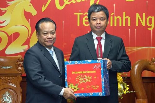 Phó Chủ tịch UBND tỉnh Nguyễn Hữu Quế tiếp Đoàn đại biểu lãnh đạo tỉnh Attapeu sang thăm, chúc Tết