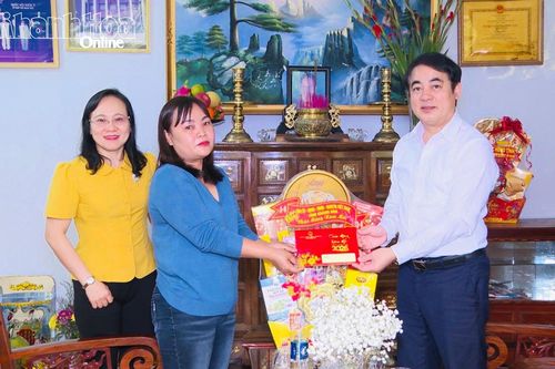 Bí thư Tỉnh ủy Khánh Hòa Nghiêm Xuân Thành thăm, chúc Tết gia đình các đồng chí nguyên Bí thư Tỉnh ủy đã từ trần