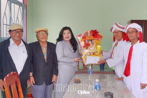 Phó Trưởng đoàn chuyên trách Đoàn Đại biểu Quốc hội tỉnh Khánh Hòa Đàng Thị Mỹ Hương thăm, chúc Tết Ramưwan