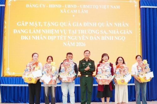 Xã Cam Lâm gặp mặt, tặng quà Tết cho 62 gia đình quân nhân đang làm nhiệm vụ tại Trường Sa và Nhà giàn DK1
