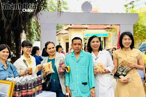Bệnh viện Đa khoa Khánh Hòa tổ chức 'Chợ Tết 0 đồng' cho 400 bệnh nhân