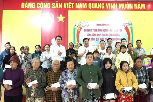 Phó Chủ tịch UBND tỉnh Trịnh Minh Hoàng thăm, tặng quà Tết tại 3 xã phía nam tỉnh