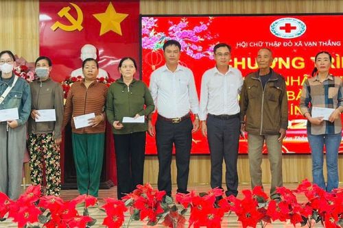 Mặt trận xã Vạn Thắng trao 150 suất quà Tết cho hộ dân có hoàn cảnh khó khăn