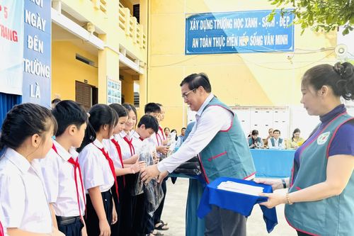 Chăm lo sức khỏe cho người yếu thế