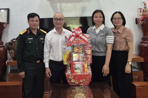 Phường Ba Ngòi thăm, tặng quà Tết cho 4 gia đình quân nhân đang làm nhiệm vụ tại Trường Sa và Nhà giàn DK1