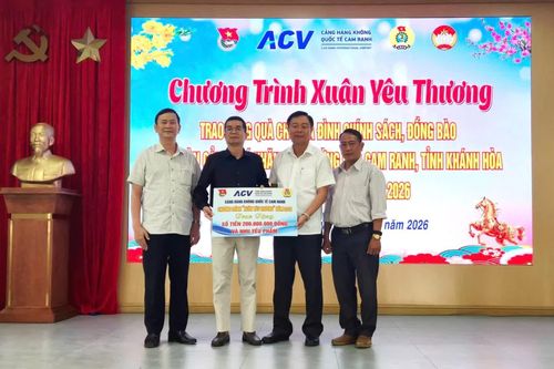 Phường Bắc Cam Ranh phối hợp tổ chức trao quà Tết cho gia đình chính sách, hộ nghèo