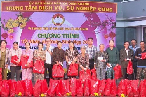 Mặt trận xã Diên Khánh tổ chức chương trình 'Tết nhân ái - xuân Bính Ngọ 2026' trao 160 suất quà cho người dân