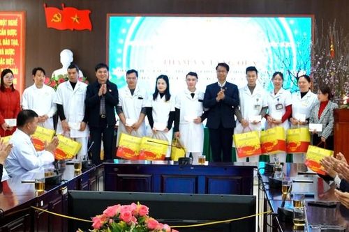 Đoàn công tác Ủy ban Kinh tế – Tài chính của Quốc hội thăm, tặng quà đoàn viên, người lao động tại xã Tân Uyên, Than Uyên