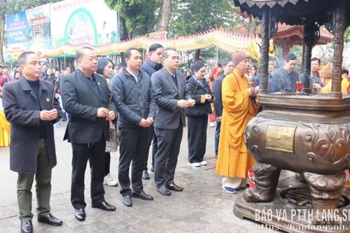 Lễ phóng sinh thả cá chép tại Chương trình 'Triển khai công tác bảo vệ môi trường sông Kỳ Cùng'