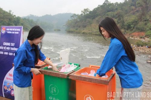 Hơn 250 đoàn viên, thanh niên hỗ trợ người dân thả cá chép, bảo vệ môi trường
