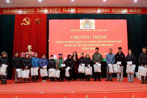 Liên đoàn Lao động tỉnh trao 80 suất quà tết cho người dân xã Khánh Khê