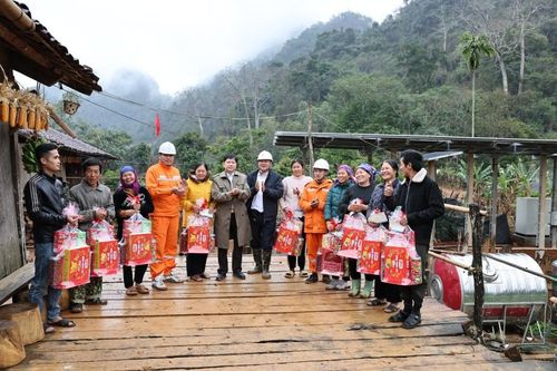 Xuân về Lân Nóng