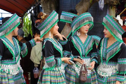 Rực rỡ trang phục truyền thống của người Mông ở Lâm Đồng