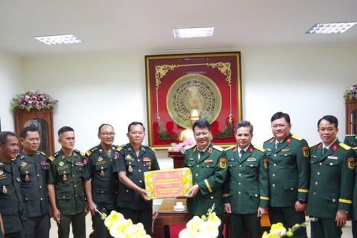 Tiểu khu Quân sự tỉnh Mondulkiri chúc Tết Bộ Chỉ huy Quân sự tỉnh Lâm Đồng