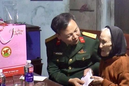 Thăm hỏi, tặng quà gia đình chính sách, người có hoàn cảnh khó khăn