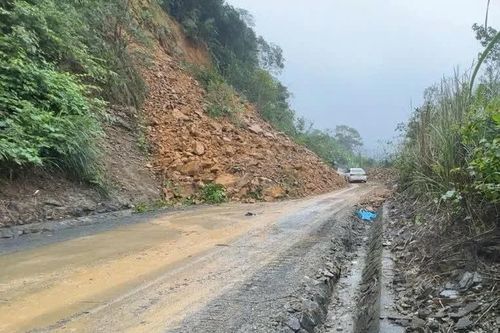 Sạt lở trên đường Hồ Chí Minh nhánh Tây đoạn qua xã Kim Ngân