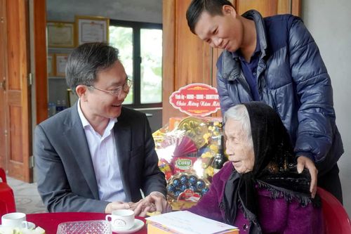 Đồng chí Hoàng Xuân Tân thăm, chúc Tết Mẹ Việt Nam anh hùng và nguyên lãnh đạo tỉnh