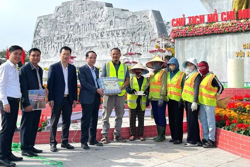 Đồng chí Bí thư Đảng ủy phường Đồng Hới động viên lực lượng thi công các công trình trọng điểm