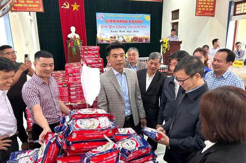 Trao yêu thương từ 'Gian hàng 0 đồng' tại xã Vĩnh Định