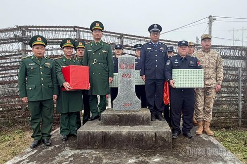 Đồn Biên phòng Sơn Vĩ gặp gỡ, trao đổi và chúc Tết các lực lượng bảo vệ biên giới phía Trung Quốc