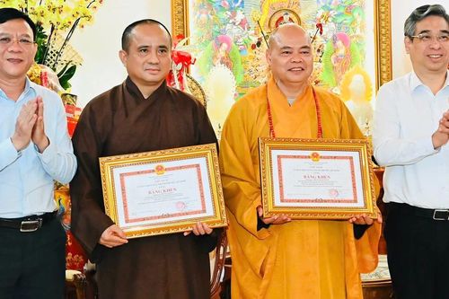 Trao Bằng khen của TP.HCM đến Thượng tọa Thích Thanh Phong và Thượng tọa Thích Tâm Hải