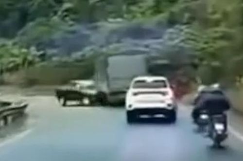 Lấn làn khi ôm cua, xe bán tải tông trực diện ô tô tải