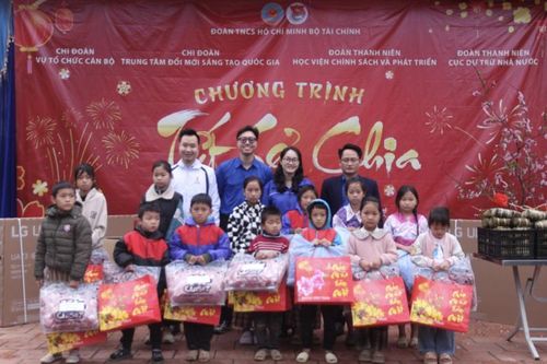 Tuổi trẻ ngành Tài chính mang mùa xuân yêu thương đến vùng khó khăn Thái Nguyên