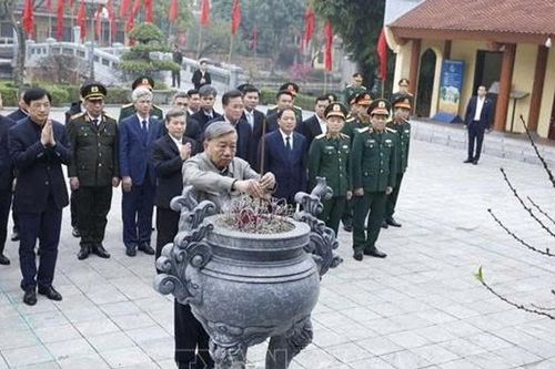 Tổng Bí thư Tô Lâm dâng hương tưởng nhớ các đồng chí lãnh đạo tiền bối