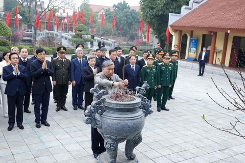 Tổng Bí thư Tô Lâm dâng hương tưởng niệm các nhà lãnh đạo tiền bối