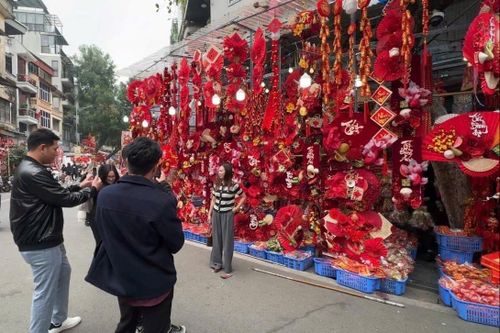 Phố Hàng Mã rực rỡ sắc xuân với đa dạng mặt hàng trang trí Tết