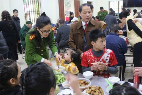 'Bữa cơm nhân ái' ấm áp, yêu thương