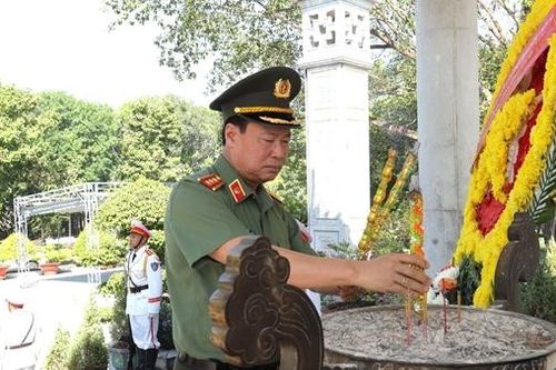 Thượng tướng Lê Tấn Tới dâng hương tri ân các Anh hùng - Liệt sĩ ở Tây Ninh