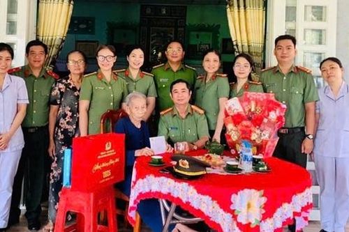 Công an TP Hồ Chí Minh tặng quà, chúc Tết Mẹ Việt Nam anh hùng