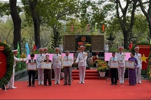 Trao Bằng 'Tổ quốc ghi công' cho thân nhân 49 Anh hùng liệt sĩ biệt động