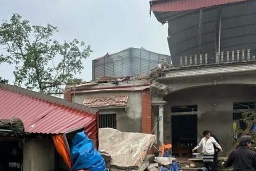 Tầng 2 ngôi nhà đổ sập sau tiếng nổ lớn, 1 người tử vong