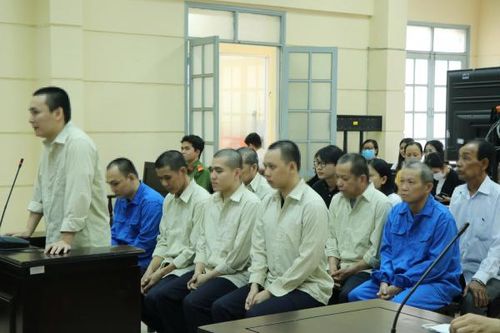 Nhóm khiêng quan tài diễu phố để tăng view ra tòa
