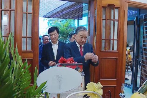Tổng Bí thư Tô Lâm thắp hương tưởng niệm các đồng chí lãnh đạo Đảng, Nhà nước
