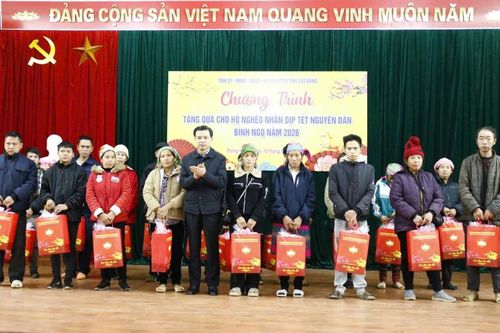 Phó Bí thư Thường trực Tỉnh ủy, Chủ tịch HĐND tỉnh Bế Thanh Tịnh tặng quà tết hộ nghèo các xã: Thông Nông, Thanh Long và Cần Yên