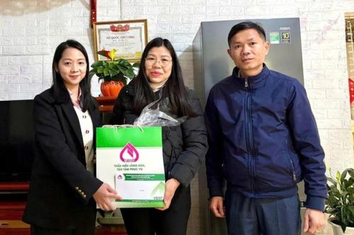 Công đoàn bộ phận Phòng giao dịch Ngân hàng CSXH Nguyên Bình trao quà tết cho hộ nghèo, gia đình chính sách