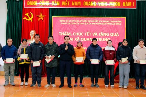 Chủ tịch UBND tỉnh Lê Hải Hòa tặng quà tết tại xã Quang Trung
