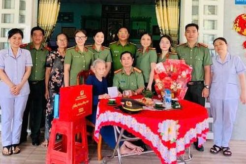 Công an TPHCM: Thăm khám sức khỏe và chúc Tết các Mẹ Việt Nam anh hùng